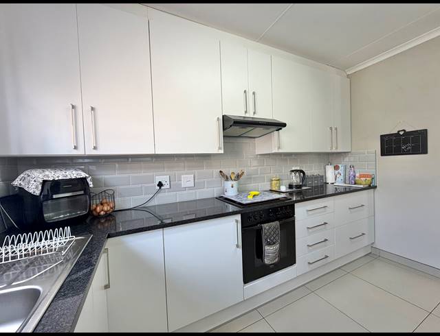 3 BEDROOM TOWNHOUSE FOR SALE IN JEFFREYS BAY CENTRAL